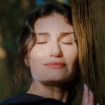 Review: Idina Menzel Climbs to New Broadway Heights in 'Redwood'