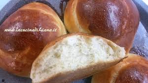 Lavorate gli ingredienti unendo man mano la restante acqua intiepidita fino ad ottenere un impasto morbido. Brioche Col Tuppo Morbidissime Con Pasta Madre La Cucina Di Liana