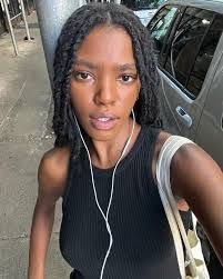 Julia Vickers's Instagram, Twitter & Facebook