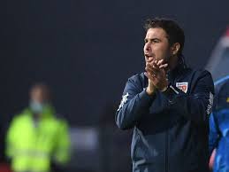 Florin stângă, antrenorul formației asr brașov, a acceptat să ofere un interviu pentru blogul vladdaniel1948 după ce formația de sub tâmpa a remizat pe terenul celor de la turris, dar a vorbit și despre lupta la pormovare dintre fcu și. Adrian Mutu Noul Antrenor Al Lui Fc U Craiova Adrian Mititelu A Luat Un Hotel Pentru EchipÄƒ Evenimentul Zilei