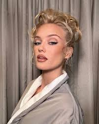 Chloe Robertson's Instagram, Twitter & Facebook