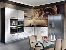 ثلاجة مزودة بمجمد كبير طراز صغير يحتوي على ثلاجة كبيرة للمنزل