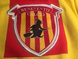 Starting xi #beneventoudinese #serieatim #forzastrega benevento calcio apr 24. Clamoroso Il Logo Del Benevento Tra I Piu Brutti Del Mondo Del Calcio Sanniosport It Il Portale Dello Sport Nella Provincia Di Benevento