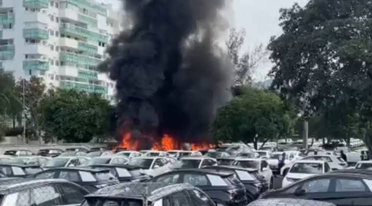 Incêndio atinge pátio de veículos após colisão aérea no Recreio, gerada com IA