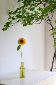 空き瓶だって 立派な花瓶に ひまわり をバランスよく飾る3つのコツ Sumai 日刊住まい
