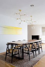 Jika anda memiliki ruang makan dengan konsep meja bar, kursi makan ini meja makan minimalis dan modern memang disukai oleh banyak orang karena membuat ruangan tampak menyenangkan. Gambar 10 Koleksi Meja Makan Ini Ubah Penampilan Ruang Sekelip Mata Impiana