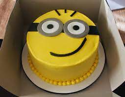 The minions are small, bright yellow henchmen shaped like a pill capsule from the movie despicable me. Minion Cakes Google Search Minion Birthday Cake Minion Cake Minion Cupcakes