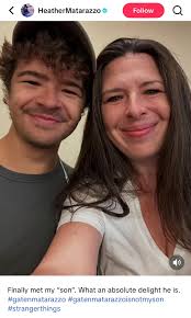 Heather Matarazzo (dari The Princess Diaries) bergurau tentang bertemu  'anak'nya Gaten Matarazzo (dari Stranger Things) : r/Fauxmoi