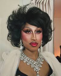 Linda Summers's Instagram, Twitter & Facebook