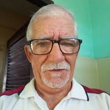 Muchas felicidades a la Cachita de Vivir del cuento, que un día como hoy,  nació. Todavía estamos averiguando el año de nacimiento. Google dice una  cosa, y ella me dijo otra. Felicidades,