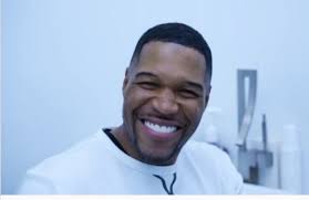 Pro football hall of famer and current tv personality michael strahan has navigated his entire football and media career with the same look: Michael Strahan Has Tooth Gap Removed Entertainment Insidenova Com