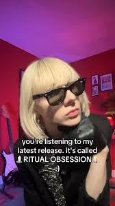 Depois de chamar a atenção com faixas como “Shy Girl”, “Scantily Clad”,  “Sophie” e “Freaks”, o duo de alt-pop Haute & Freddy, formado por Michelle  Buzz e Lance Shipp, inicia o ano