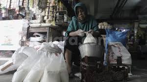 Akan tetapi saya tidak bertemu langsung dengan pemilik toko tersebut melainkan anak dari pemilik toko tersebut. Daftar Sembako Kena Pajak 12 Beras Hingga Gula Konsumsi