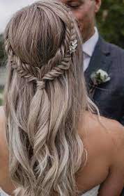 43 Gorgeous Half Up Half Down Hairstyles That Perfect For A Rustic Wedding Shortbridalhair Gelin Sac Modelleri Mezuniyet Balosu Sac Stilleri Sik Sac Modelleri