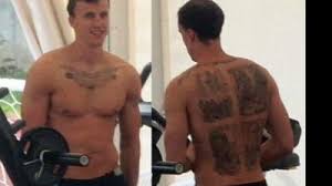 Denis alibec este recunoscut pentru nonconformismul său. Chiriches Aparitie Incredibila La Napoli A Socat Cu Tatuajele Uriase Mobile