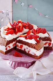 Was kommt unter die erdbeeren? Erdbeer Torte Mit Haselnussbiskuit Rezept Lecker Kuchen Und Torten Rezepte Erdbeer Torte Kuchen Und Torten