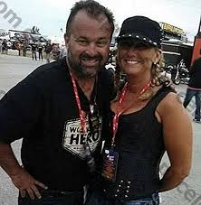 He is famous for hosting the american pickers show alongside his friend and business partner mike wolfe on history channel. Quanto Vale Il Patrimonio Netto Del Collezionista Americano E Della Personalita Televisiva Francamente Biografia Agosto 2021