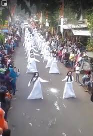 Penampakan kuntilanak saat saya melakukan live misterisaya melakukan explore misteri ini sendiri tanpa teamacara ini hanya hiburan mencari wujud dari penampa. Jadi Tak Seram Pawai Kuntilanak Dan Pocong Ini Viral Di Twitter