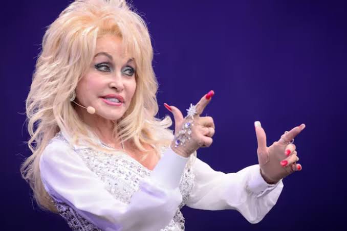 Dolly Parton left behind an enigmatic secret that will be revealed in 2045:  it is a song she composed that will come to light in 19 years | MARCA