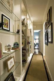 Arredare Corridoio Stretto Lungo Decorazioni Pareti Mensole Vista Vetro Cornici Quadri Tapp Arredamento Corridoio Arredamento Ingresso Stretto Corridoi Piccoli