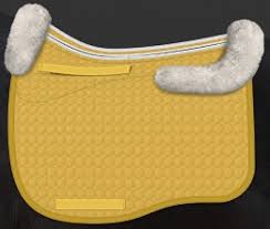 Lammfell wirkt temperaturregulierend und druckmindernd, ist schonend zu haut und haar und kann ein vielfaches seines. Pferdeladen Online De Mattes Schabracke Eurofit Correction Zweitaschen