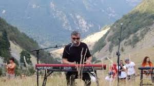 Ciao e arrivederci tristezza mia tu resta io vado via che non voglio più svegliarmi tutto solo lì al mattino con te vicino sul comodino quindi ciao e arrivederci. Brunori Sas Arrivederci Tristezza Chords Chordify