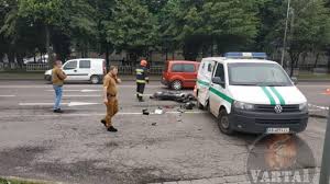 У центрі львова позашляховик протаранив автомобіль поліції, який вилетів на пішоходів. U Lvovi Vid Otrimanih Travm Pid Chas Dtp Zaginuv Motociklist Foto Chetverta Studiya