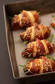 Mini Croissants Facon Bretzel Au Philadelphia Et Aux Tomates Sechees Beau A La Louche Recettes De Cuisine Recette Recette Aperitif