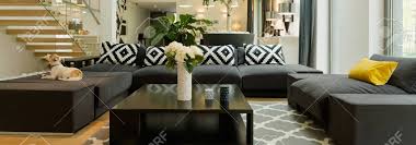 The soldiers fought hard, so hard that the germans who fought them gave them the nickname of schwarze teufel, black devils for their ferocity in combat. Schwarzes Modernes Sofa Mit Muster Kissen Im Geraumigen Wohnzimmer Lizenzfreie Fotos Bilder Und Stock Fotografie Image 93451106
