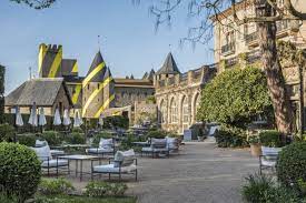 le jardin de l hotel de la cite carcassonne au printemps avec en arriere plan l oeuvre monumentale de felice varini a l occas hotel france stay the night