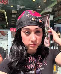 Salvami, Chappell Roan dai capelli scuri : r/chappellroan