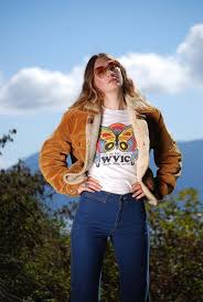 Fur Lined Coats To Keep You Warm And Fuzzy Girlfriend Is Better 70s Inspired Fashion Fashion 70s Fashion