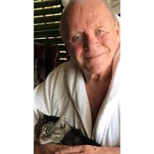 SIR ANTHONY HOPKINS sharing a few sweet, peaceful minutes with his  puttycat. 🌴🎬🎥🌴