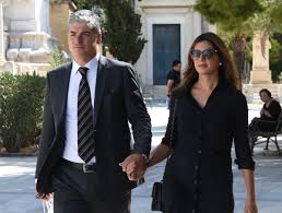 Η σταματίνα τσιμτσιλή μπορεί να είναι μια άψογη επαγγελματίας, όμως πάνω απ΄όλα είναι μια αφοσιωμένη σύζυγος και μητέρα. Stamatina Tsimtsilh O 8emhs Sofos Ekane To Embolio Kata Toy Koronoioy Kai Ekeinh Htan Sto Pleyro Toy
