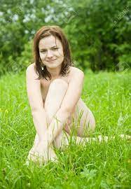 Nackte Mädchen Sitzen Im Gras Auf Wiese Lizenzfreie Fotos, Bilder und Stock  Fotografie. Image 9853854.