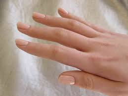 Petele albe apar pe unghii, in cazurile cand organismul nu dispune de vitamine si minerale esentiale, din cauza alimentatiei incorecte sau a dietelor. Pete Albe Fashion365