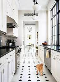 Les carreaux octogonaux blanc mat ou brillant avec des cabochons noirs sont les plus classiques, mais il y a aussi des octogones de couleur et de patchwork. Vous Cherchez Des Idees Pour Un Carrelage Noir Et Blanc Carrelage Noir Et Blanc Cuisine Noir Et Blanc Cuisines Design