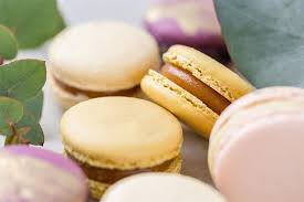 Macarons Au Caramel Au Beurre Sale Cuisinethermomix Recette En 2020 Recette Macaron Facile Recette Macaron Caramel Au Beurre Sale