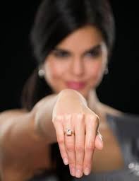 Les seules exceptions concernent les bagues de fiançailles et les anneaux de mariages. Pourquoi Les Espagnols Portent L Alliance A La Main Droite