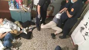 三度強拆南鐵最後一戶 300警破門清場 黃春香被帶離 鐵道局：不得已的考量 新頭殼. Gdp3nbthowrtwm