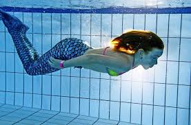 Meerjungfrau kostüm damen meerjungfrau krone meerjungfrau schminken meerjungfrauen wie man eine diy meerjungfrau krone macht. Fildorado In Filderstadt Als Meerjungfrau Durch S Becken Gleiten Esslingen Stuttgarter Nachrichten