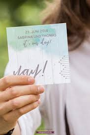 Also ist es nicht zu früh, die hochzeitseinladungen schon vier monate vorher zur post zu geben. Brauchen Wir Save The Date Karten Oder Reicht Die Hochzeitseinladung Wann Sollen Wir Die E Hochzeitsplanung Tipps Hochzeitspapeterie Einladungskarten Hochzeit