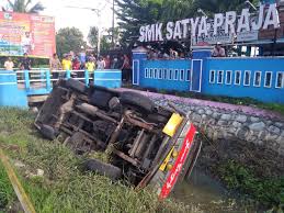 Pada masa peneriamaan siswa baru smk negeri 1 lelea bertambah siswanya yang tadinya 2 kelas menjadi 3 kelas, walaupun baru mempunyai bebera. Akibat Ulah Supir Ugal Ugalan Minibus Nyebur Tersier Ranahpesisir