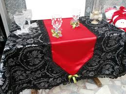 Masa örtüsü ve peçetelerden oluşur. Yilbasina Ozel Kirmizi Siyah Dantel Detayli Masa Ortusu Runner Kadeh Set Kapida Odeme Secenegi Ve Ucretsiz Kargo Avantaji Ile Ceyi Taki Dantel Siyah Danteller