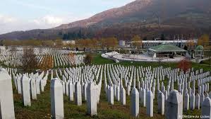 Srebrenica memorial center memorijalni centar srebrenica otvoren je za posjetioce svakog dana od 08:00 do 16:00. Srebrenica Massacre Bosnia Buries 19 Newly Identified Victims News Dw 11 07 2021