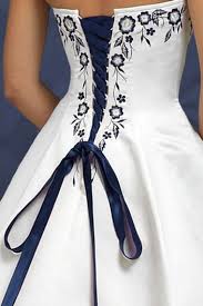 Navy Blue And Silver This White Satin Gown Is Embroidered With Navy Blue And Silver Threads It Laces Svadebnye Platya Svadebnye Platya Mechty Vechernie Platya