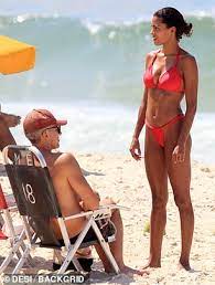 Feb 18, 2021 · tina kunakey et vincent cassel se sont rencontrés pour la première fois en 2015. Vincent Cassel Puts On A Cosy Display With Bikini Clad Wife Tina Kunakey For A Beach Day In Brazil Todayuknews