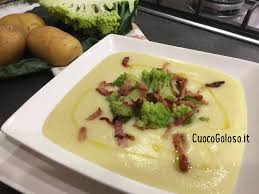 Passati i 20 minuti, se vedete che le cimette del cavolo sono sufficientemente morbide, frullate il tutto con il vostro amico minipimer fino a ottenere una crema della consistenza che preferite. Vellutata Di Patate Con Cavolo Romanesco E Pancetta Affumicata