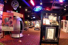 He had an eat 'n' view in indianapolis called hollywood bar & filmworks that went belly up in 2006. Blvd Museum Hollywood Blvd Cinema Dinner And A Movie