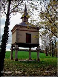 Pigeonnier Sur Piliers Pigeonnier Idees Nichoir Colombage